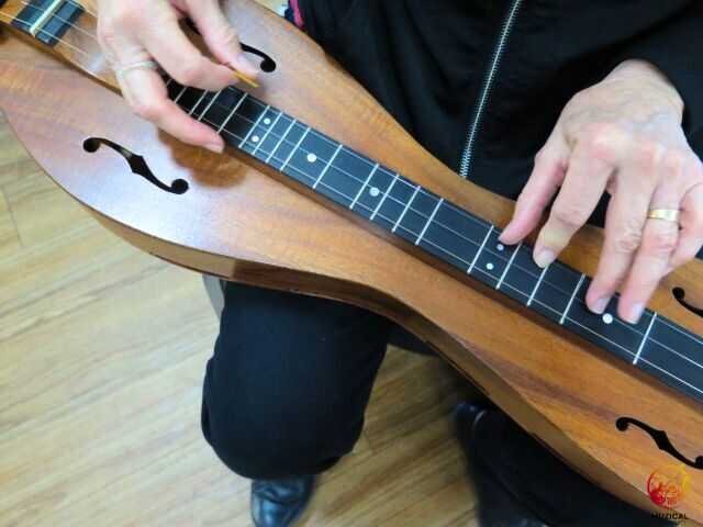 Playing Appalachian Mountain Dulcimer